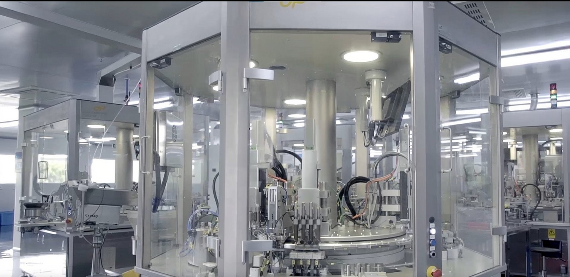 Fully automated assembly line for medical devices inside a glass-enclosed cleanroom cell